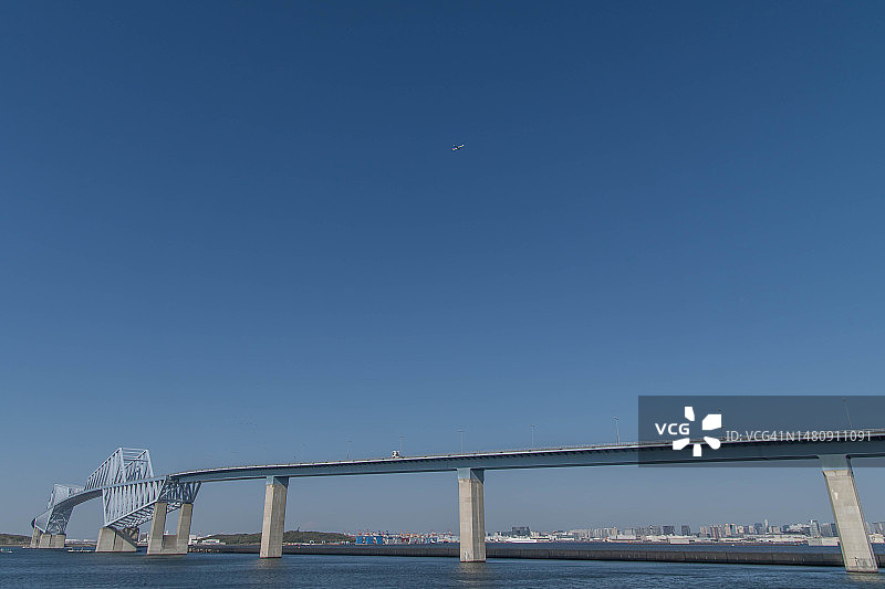 飞越日本东京海域的飞机图片素材