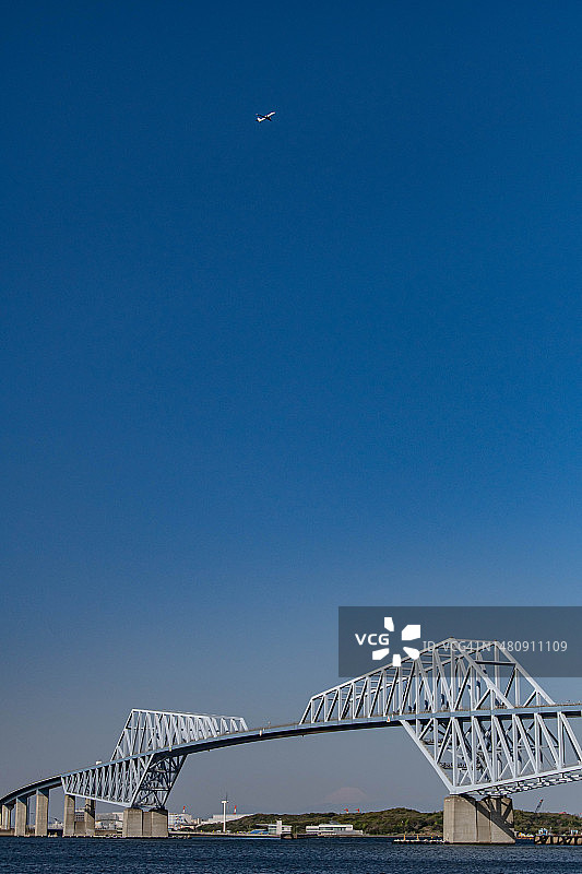 飞机飞越日本东京富士山和海洋图片素材