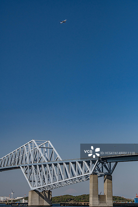 飞机飞越日本东京富士山和海洋图片素材