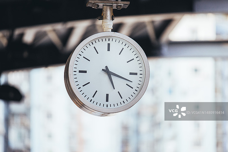 澳门地铁站的白色时钟图片素材