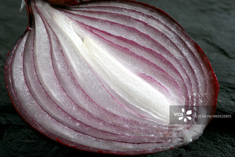 切成两半的红洋葱图片素材