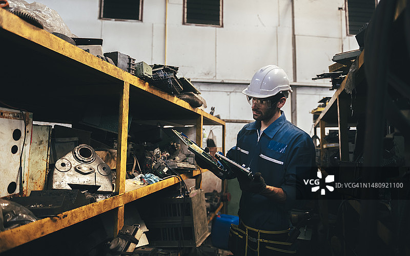 工程师正在检查备件架上的零件图片素材