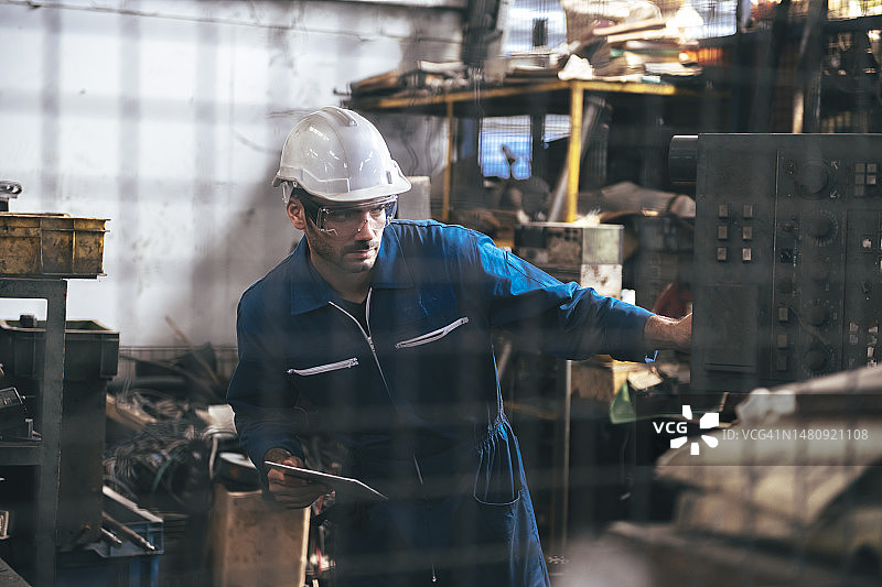 工程师正在检查备件架上的零件图片素材