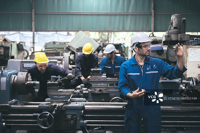 工厂工人在工厂使用车床图片素材