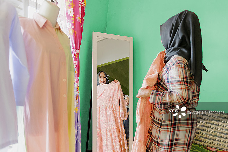 顾客在精品店照镜子图片素材