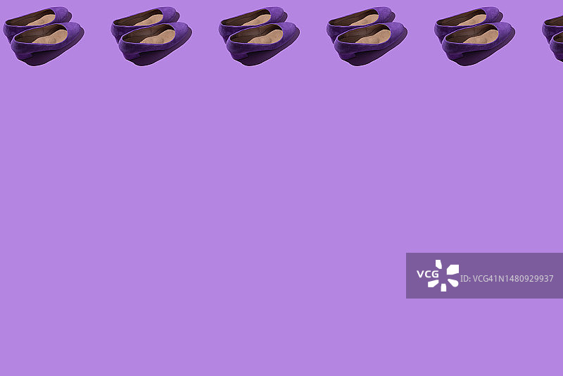 紫色背景上紫色女士麂皮矮跟鞋图案图片素材