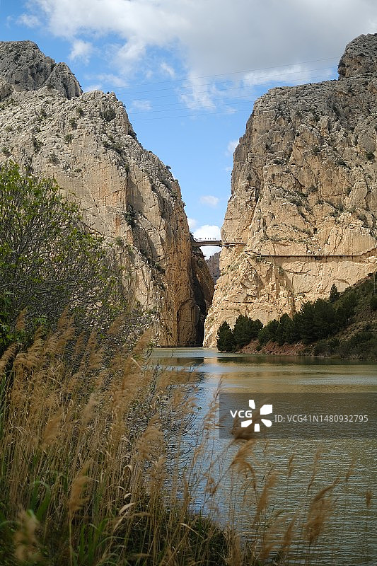 河流流向狭窄的峡谷和桥梁图片素材