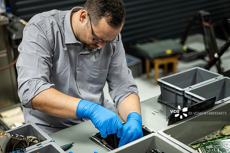 男人修理平板电脑图片素材