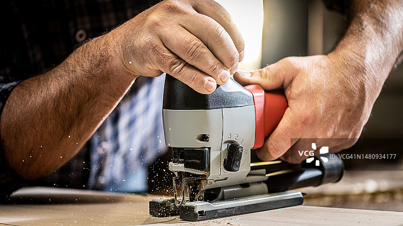 木匠用电动手锯切割木材图片素材