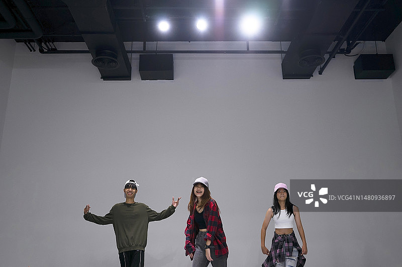 在工作室练习舞蹈的少女团体图片素材