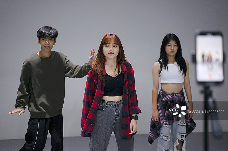 在工作室练习舞蹈的少女团体图片素材