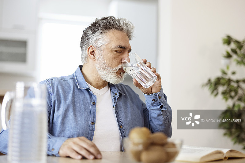 男子在家喝水图片素材