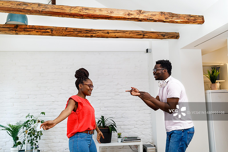 浪漫的非洲情侣在跳舞时享受音乐图片素材