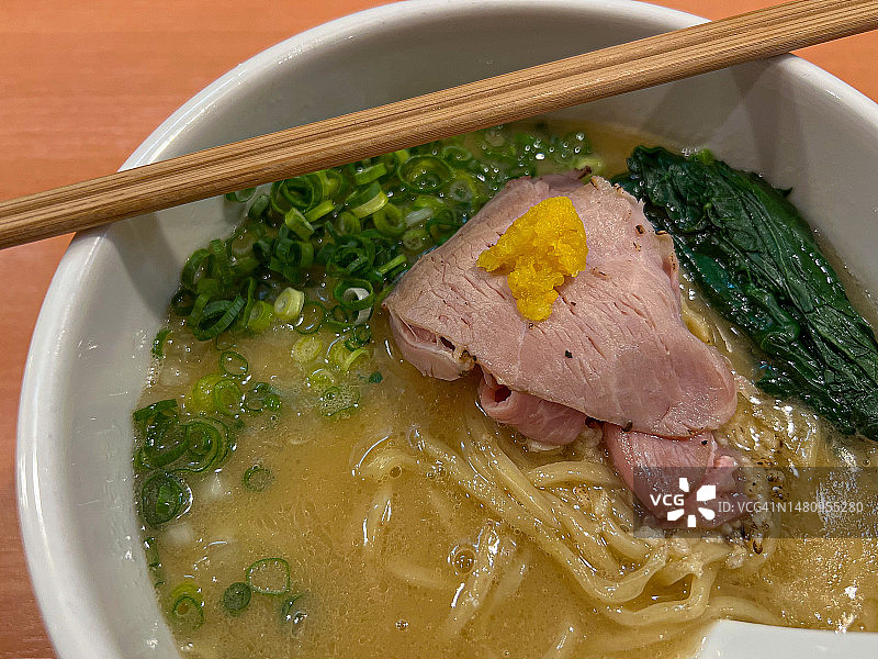 海鲷鱼汤拉面配烤牛肉和菠菜图片素材