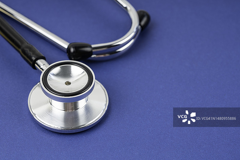 蓝色背景上的听诊器图片素材