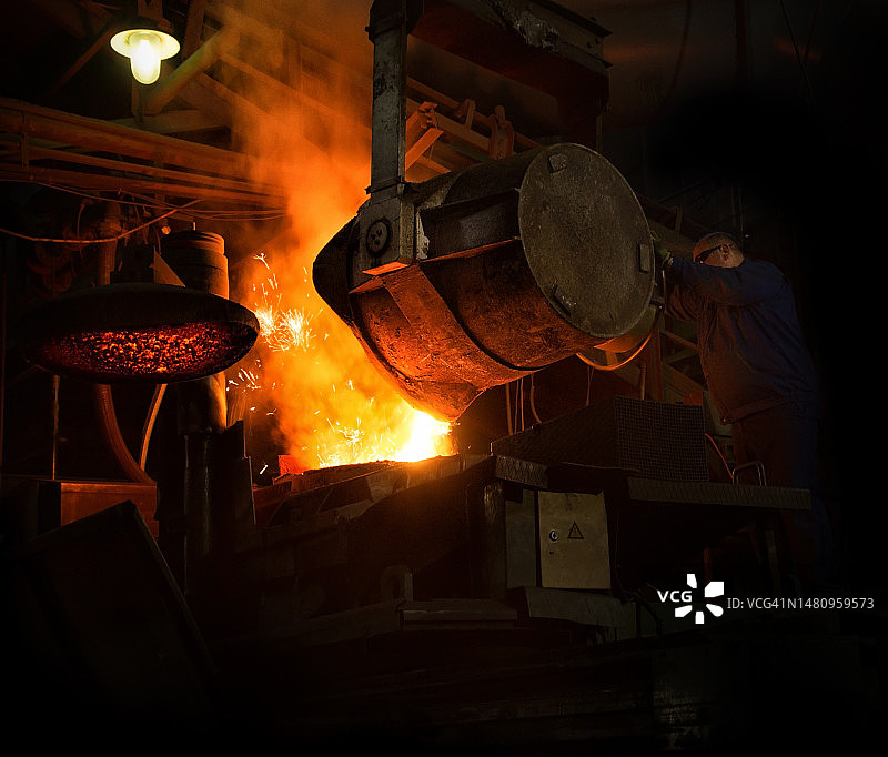 金属熔炉与铁水浇铸图片素材