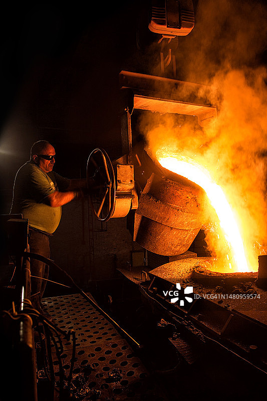 金属熔炉与铁水浇铸图片素材