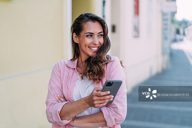 在户外使用智能手机的女人图片素材
