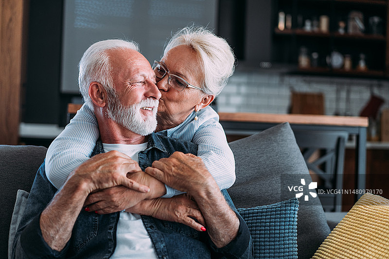 快乐的老年夫妇居家生活图片素材