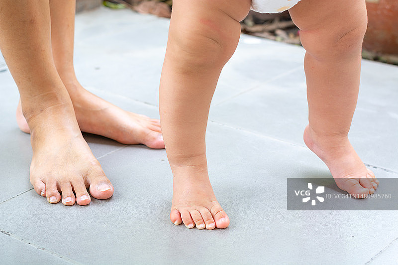 幸福妈妈在家教宝宝学走路图片素材