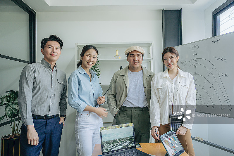 办公室里交叉双臂的快乐商务团队图片素材