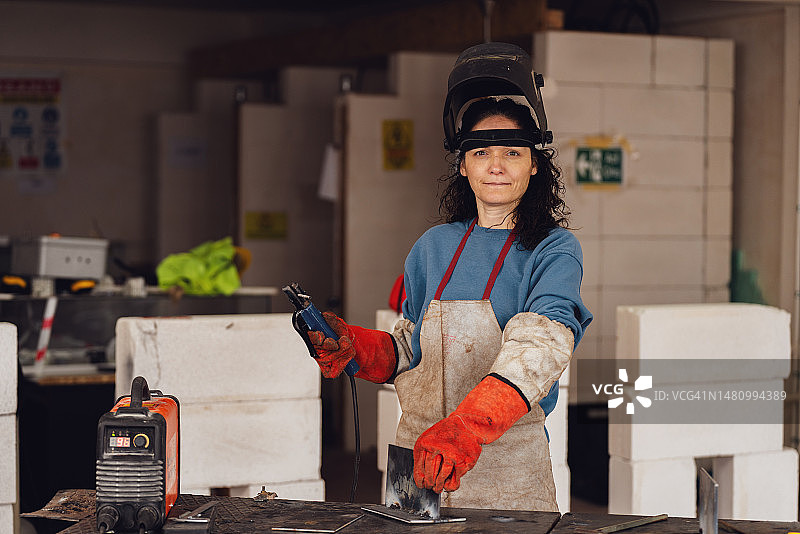 穿防护服的女焊工图片素材