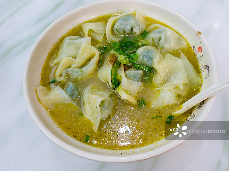 咖喱蔬菜猪肉馄饨汤图片素材