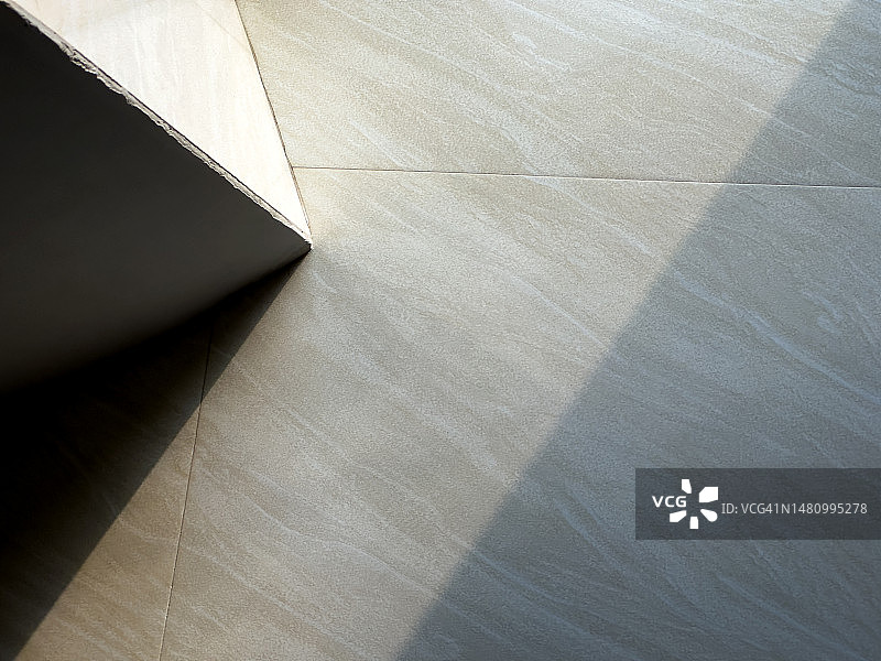 阳光照亮瓷砖地板的一部分图片素材