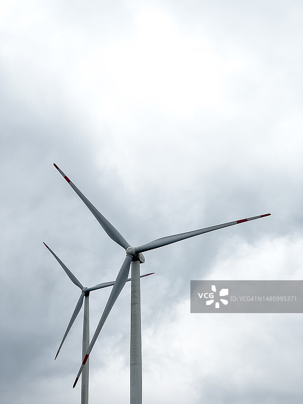 多云天气里的风力涡轮机图片素材