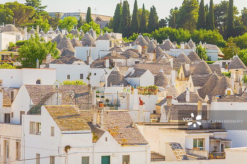 意大利阿尔贝罗贝洛古老意大利城市中的特鲁利房屋，夏季旅行，温暖阳光明媚的一天，普利亚图片素材