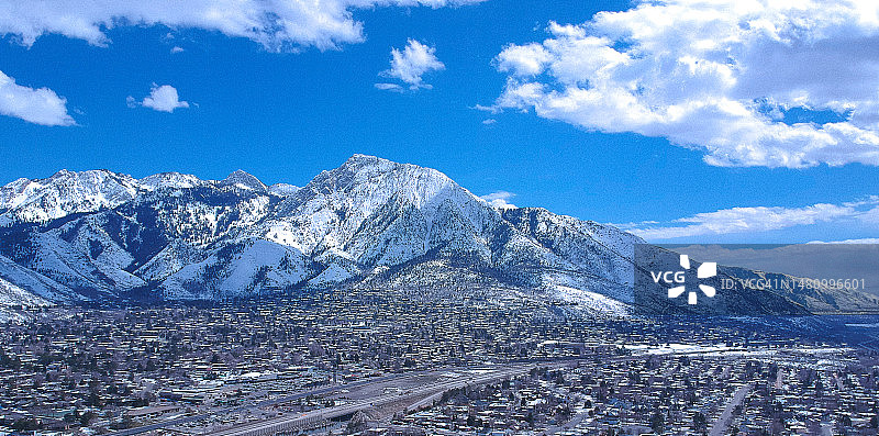 2023年4月8日犹他州盐湖城、瓦萨奇山脉和奥林匹斯山的无人机照片图片素材