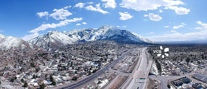 2023年4月8日犹他州盐湖城、瓦萨奇山脉和奥林匹斯山的无人机照片图片素材