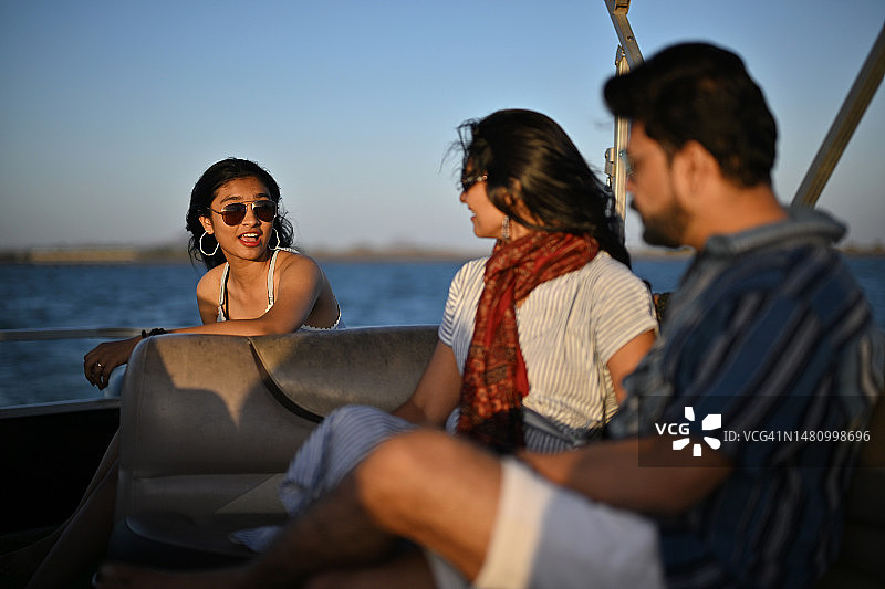 父母和青少年女儿乘船看日落图片素材