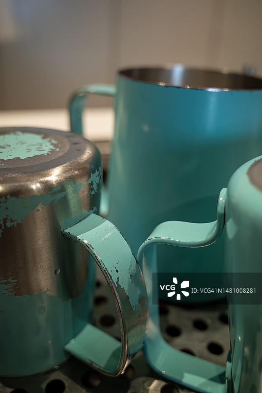 绿色金属拿铁咖啡杯图片素材