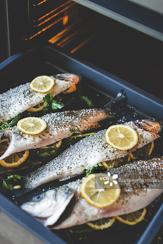 烘烤前的香芹柠檬海鲈鱼图片素材