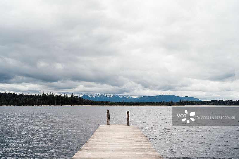 基尔湖与壮丽的云彩和山脉图片素材