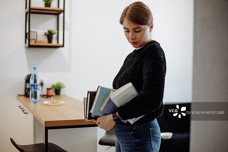学习乐趣，书虫之乐，室内女子与书堆图片素材