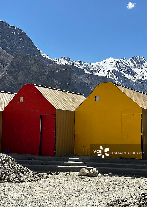 红色和黄色的小屋与山脉图片素材