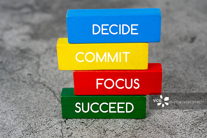 决定、承诺、专注、成功，彩色木块上的文字图片素材