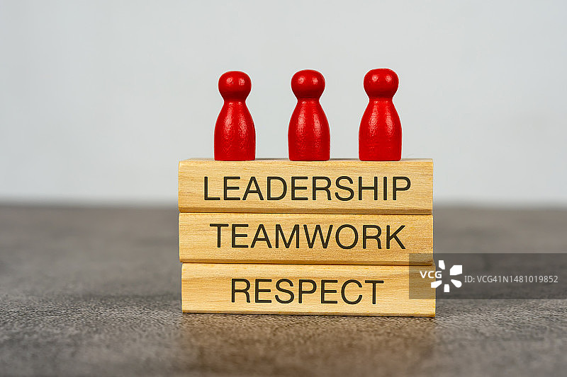 木块上的领导力、团队合作和尊重文字图片素材