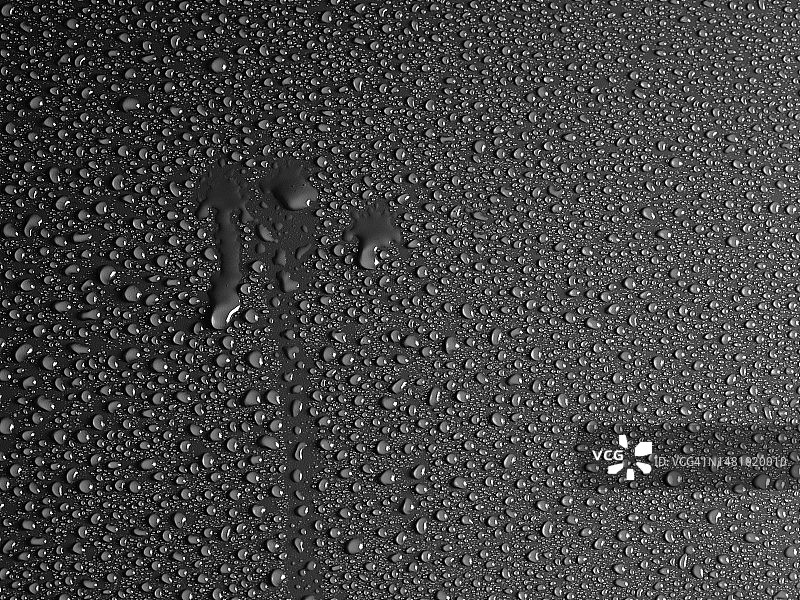 黑色背景上的水滴滑落图片素材