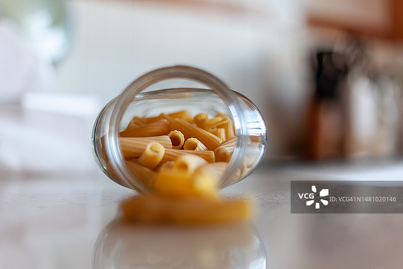 玻璃罐中的意大利面图片素材