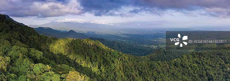 印度尼西亚巴厘岛西部的山景全景图片素材