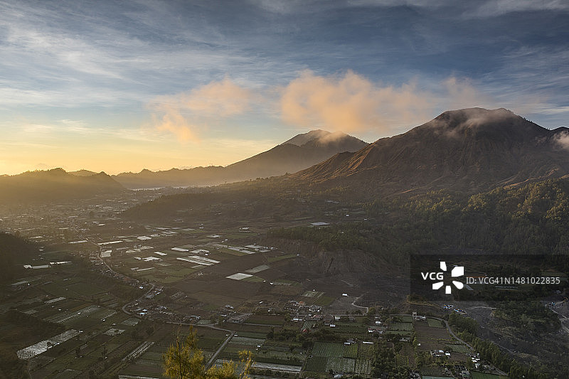 印度尼西亚巴厘岛巴图尔地区的壮丽日出图片素材