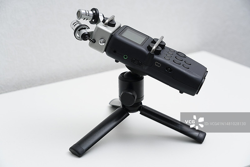 支架上的录音机图片素材