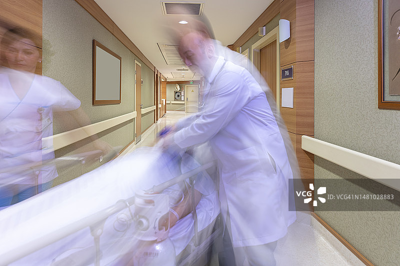 医生用轮椅送病人图片素材