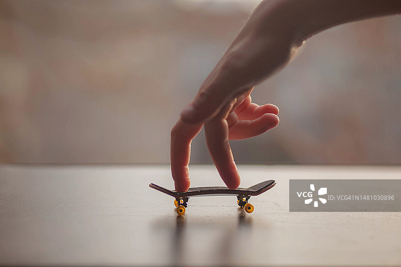 玩迷你滑板或手指滑板图片素材