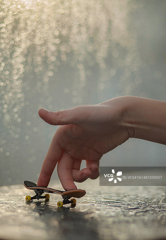 在潮湿表面上玩迷你滑板图片素材