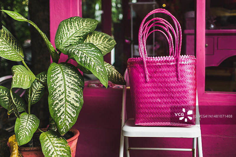 展柜上的粉色魅力女士包。独特的时尚风格，鲜艳的色彩图片素材