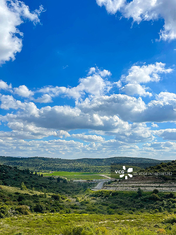 以色列积云下茂盛的绿色土地图片素材